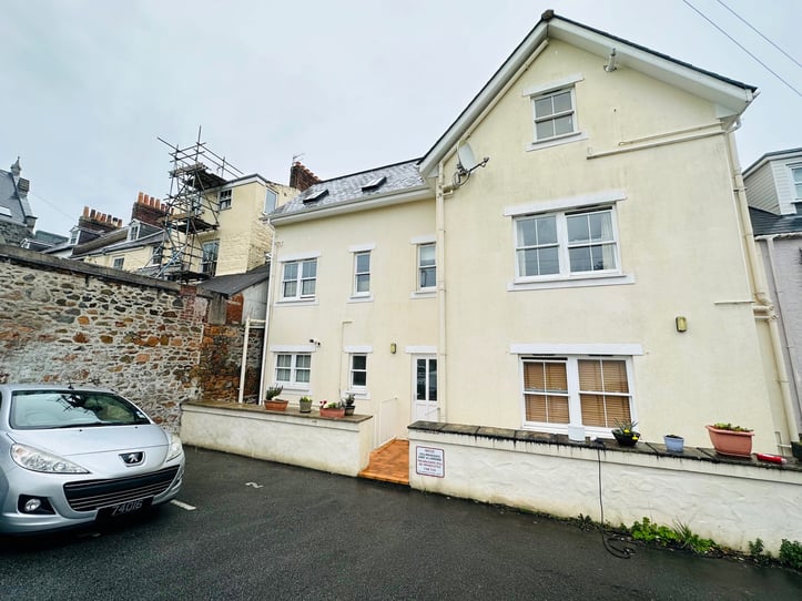  6 Armstrong Court 
