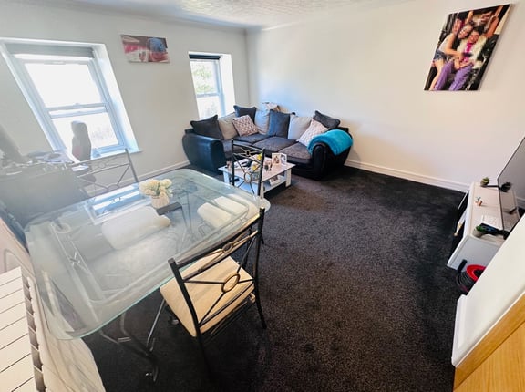  Flat 4, Hollytree House 