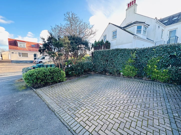 Flat 4, Les Pommiers