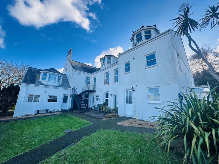 Flat 4, Les Pommiers